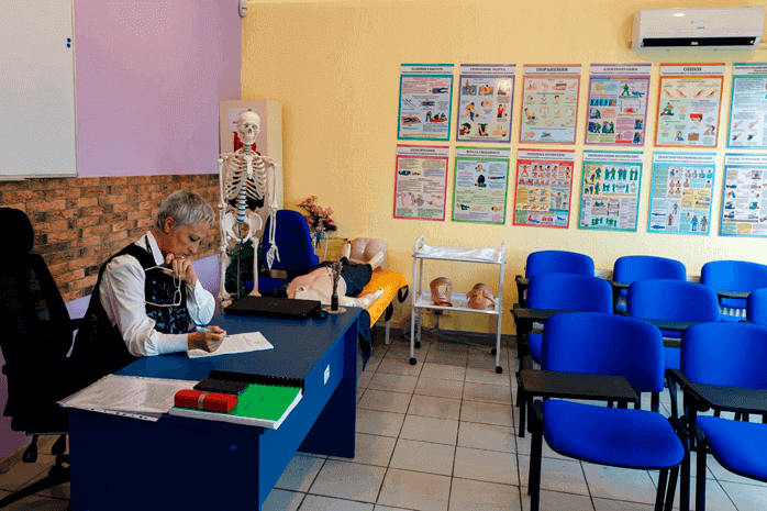 Оформлення кабінету тренажерного центра різнокольоровими плакатами з надання першої домедичної допомоги.